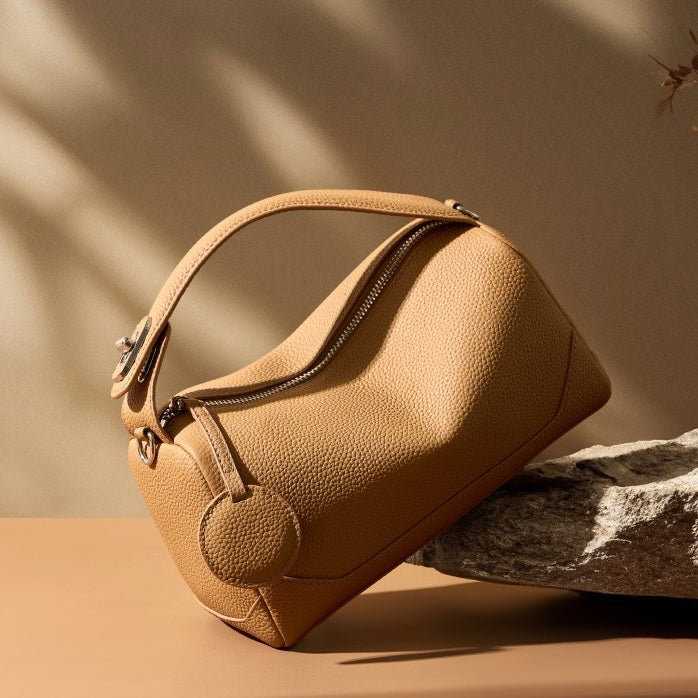 Nord Taschen | Genarbte Schultertasche mit Umhängegurt