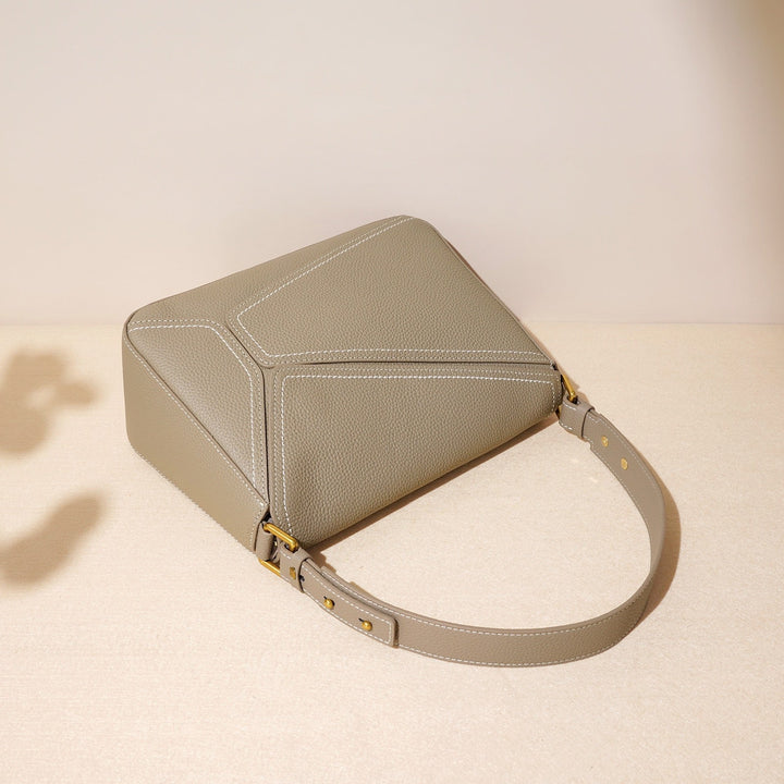 Nord Taschen | Damen Leder Schultertasche mit geometrischem, gepaneltem Klappdetail