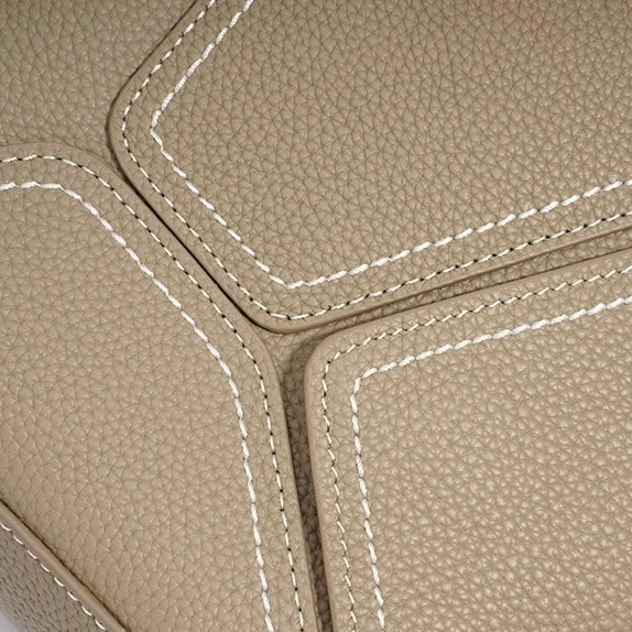 Nord Taschen | Damen Leder Schultertasche mit geometrischem, gepaneltem Klappdetail
