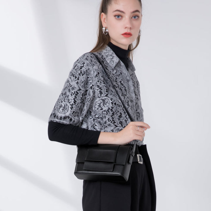 Nord Taschen | Unisex-Leder-Crossbody-Tasche mit strukturiertem Klappdeckel und Gürtelschlaufe Detail