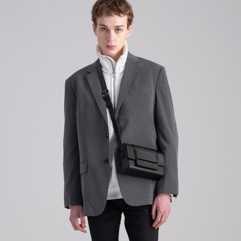 Nord Taschen | Unisex-Leder-Crossbody-Tasche mit strukturiertem Klappdeckel und Gürtelschlaufe Detail