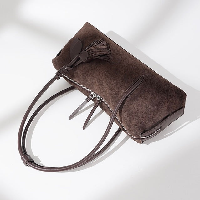 Nord Taschen | Damen Schultertasche mit Quaste und Blattanhänger Detail