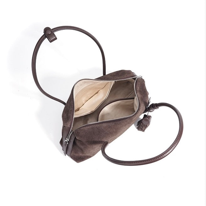 Nord Taschen | Damen Schultertasche mit Quaste und Blattanhänger Detail