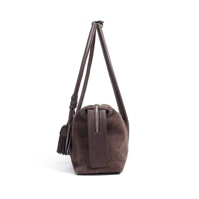 Nord Taschen | Damen Schultertasche mit Quaste und Blattanhänger Detail
