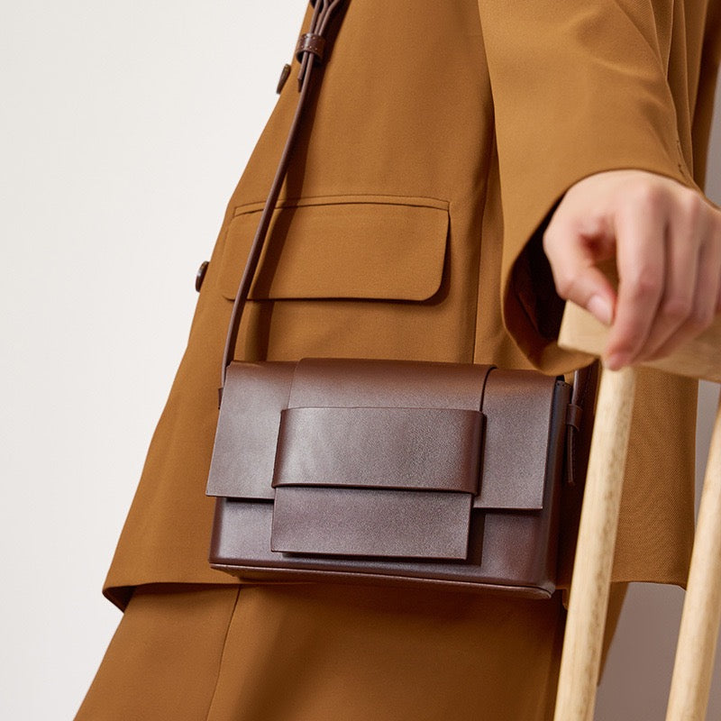 Nord Taschen | Unisex-Leder-Crossbody-Tasche mit strukturiertem Klappdeckel und Gürtelschlaufe Detail