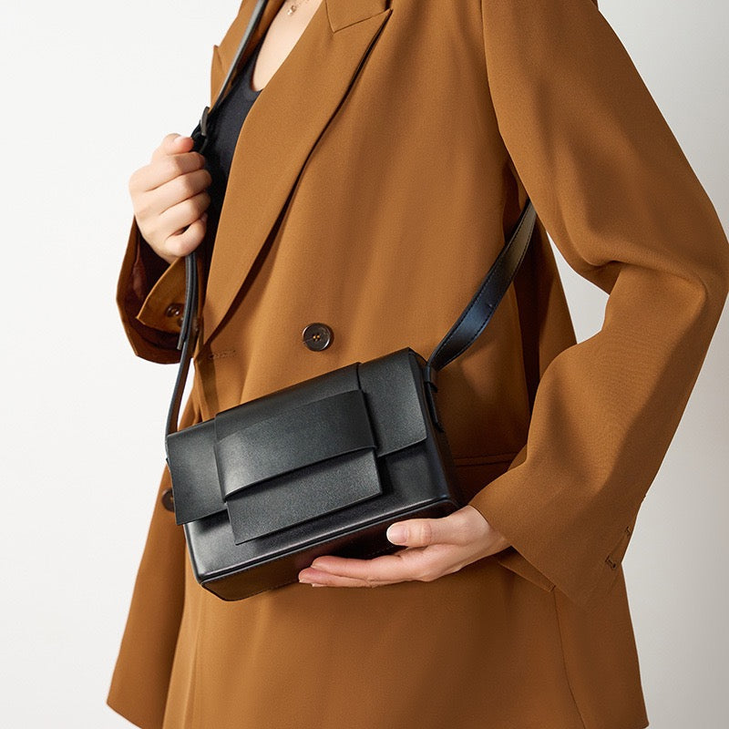 Nord Taschen | Unisex-Leder-Crossbody-Tasche mit strukturiertem Klappdeckel und Gürtelschlaufe Detail