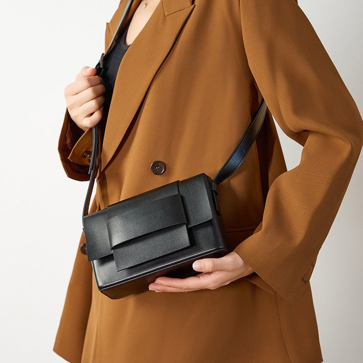 Nord Taschen | Unisex-Leder-Crossbody-Tasche mit strukturiertem Klappdeckel und Gürtelschlaufe Detail