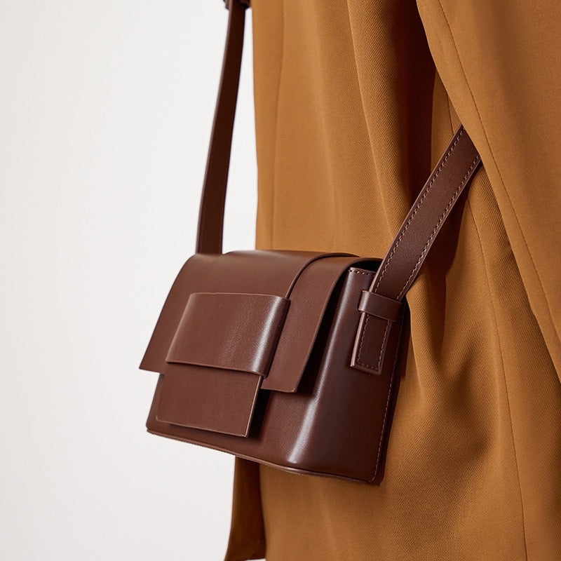 Nord Taschen | Unisex-Leder-Crossbody-Tasche mit strukturiertem Klappdeckel und Gürtelschlaufe Detail