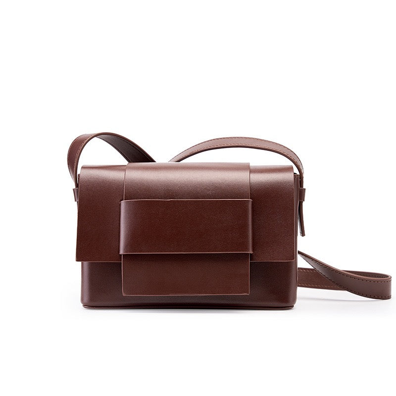 Nord Taschen | Unisex-Leder-Crossbody-Tasche mit strukturiertem Klappdeckel und Gürtelschlaufe Detail