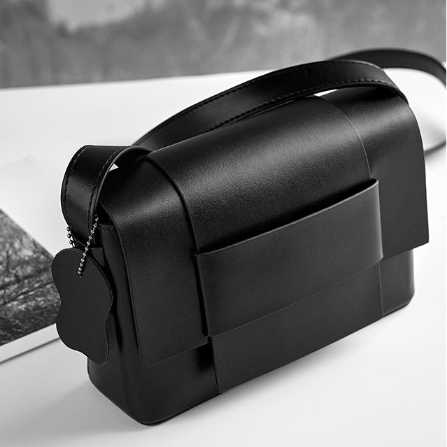 Nord Taschen | Unisex-Leder-Crossbody-Tasche mit strukturiertem Klappdeckel und Gürtelschlaufe Detail