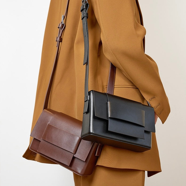Nord Taschen | Unisex-Leder-Crossbody-Tasche mit strukturiertem Klappdeckel und Gürtelschlaufe Detail