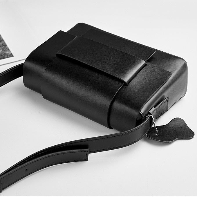 Nord Taschen | Unisex-Leder-Crossbody-Tasche mit strukturiertem Klappdeckel und Gürtelschlaufe Detail