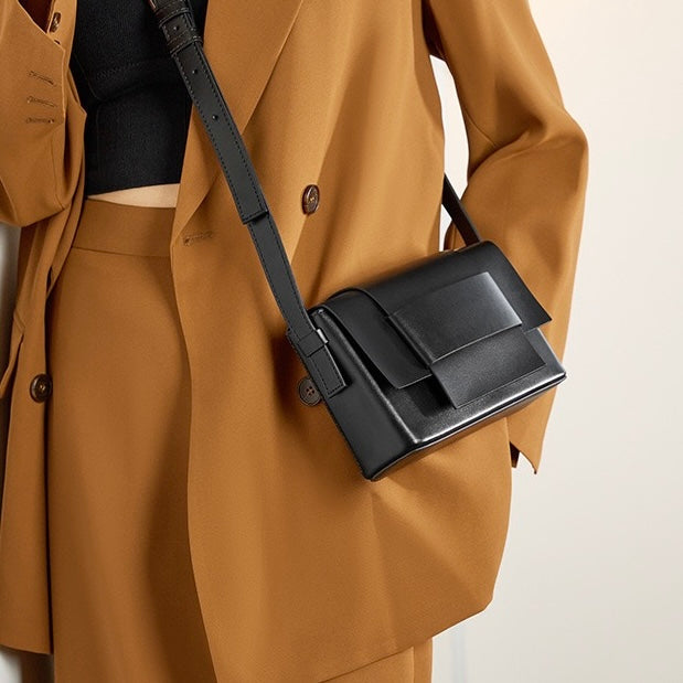Nord Taschen | Unisex-Leder-Crossbody-Tasche mit strukturiertem Klappdeckel und Gürtelschlaufe Detail