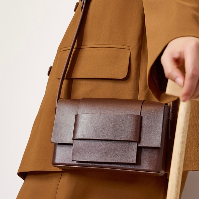 Nord Taschen | Unisex-Leder-Crossbody-Tasche mit strukturiertem Klappdeckel und Gürtelschlaufe Detail