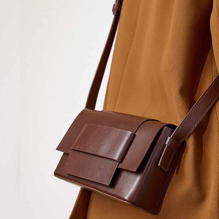 Nord Taschen | Unisex-Leder-Crossbody-Tasche mit strukturiertem Klappdeckel und Gürtelschlaufe Detail