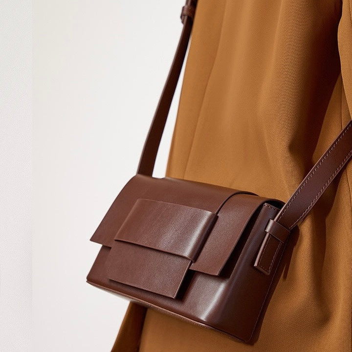 Nord Taschen | Unisex-Leder-Crossbody-Tasche mit strukturiertem Klappdeckel und Gürtelschlaufe Detail