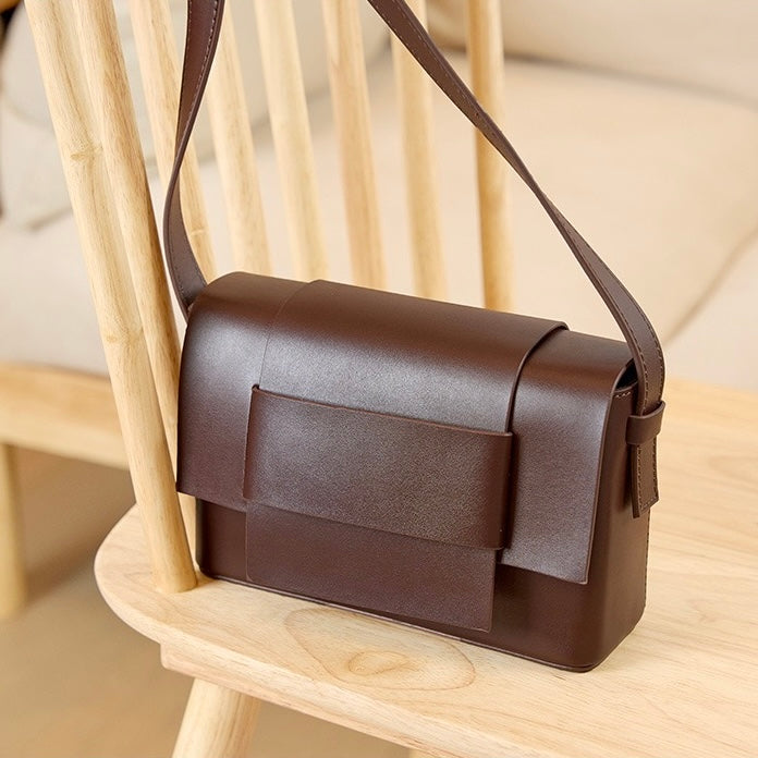 Nord Taschen | Unisex-Leder-Crossbody-Tasche mit strukturiertem Klappdeckel und Gürtelschlaufe Detail