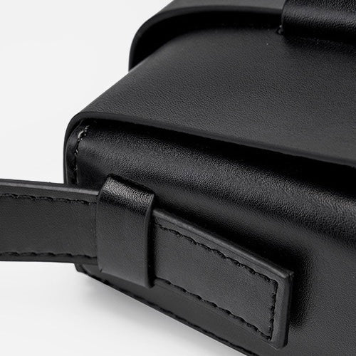 Nord Taschen | Unisex-Leder-Crossbody-Tasche mit strukturiertem Klappdeckel und Gürtelschlaufe Detail