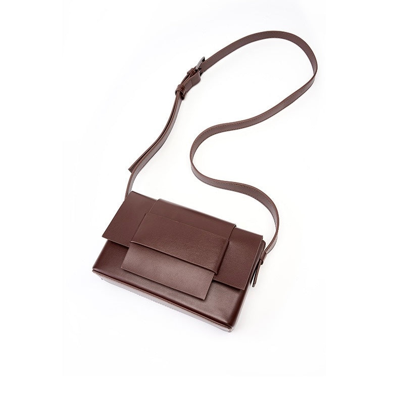 Nord Taschen | Unisex-Leder-Crossbody-Tasche mit strukturiertem Klappdeckel und Gürtelschlaufe Detail