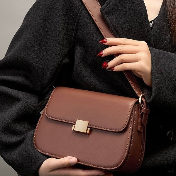 Nord Taschen | Strukturierte Schultertasche mit goldfarbener Schlossöffnung