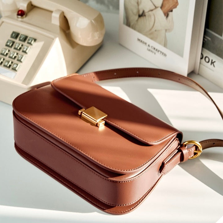 Nord Taschen | Strukturierte Schultertasche mit goldfarbener Schlossöffnung