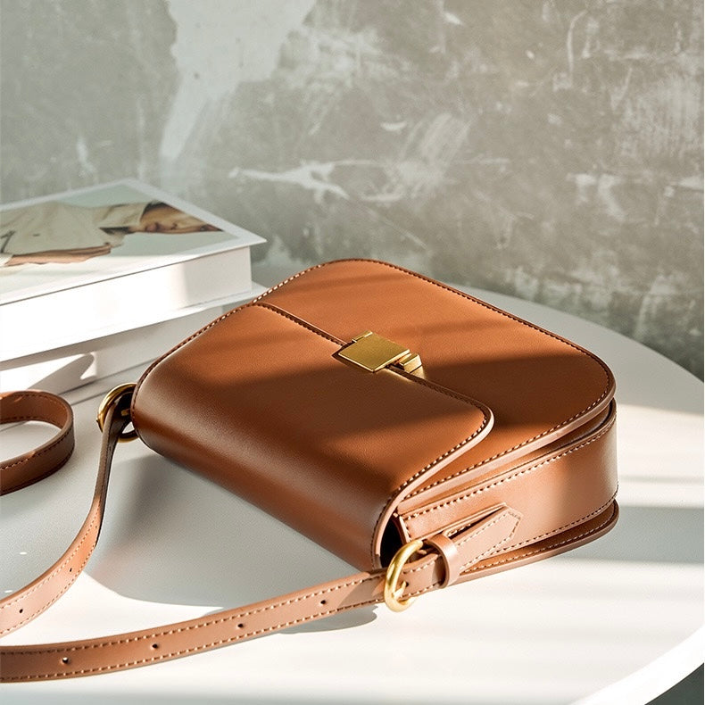 Nord Taschen | Strukturierte Schultertasche mit goldfarbener Schlossöffnung