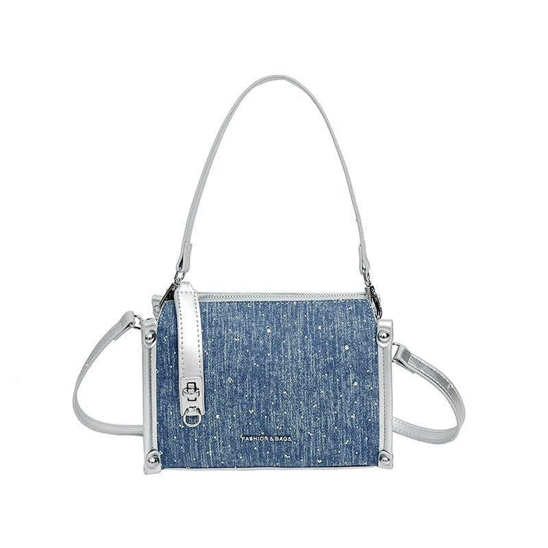 Damen Umhängetasche aus hochwertigem Denim mit verspieltem Anhänger Nord Taschen