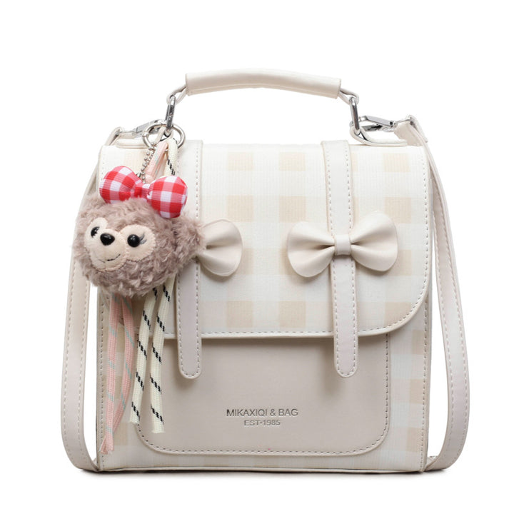 Damen Umhängetasche mit verspieltem Design und charmantem Plüschanhänger Nord Taschen