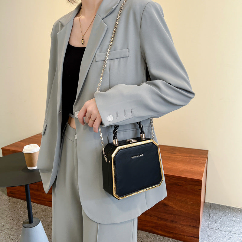 Damen elegante Box-Handtasche mit Kettenriemen Nord Taschen