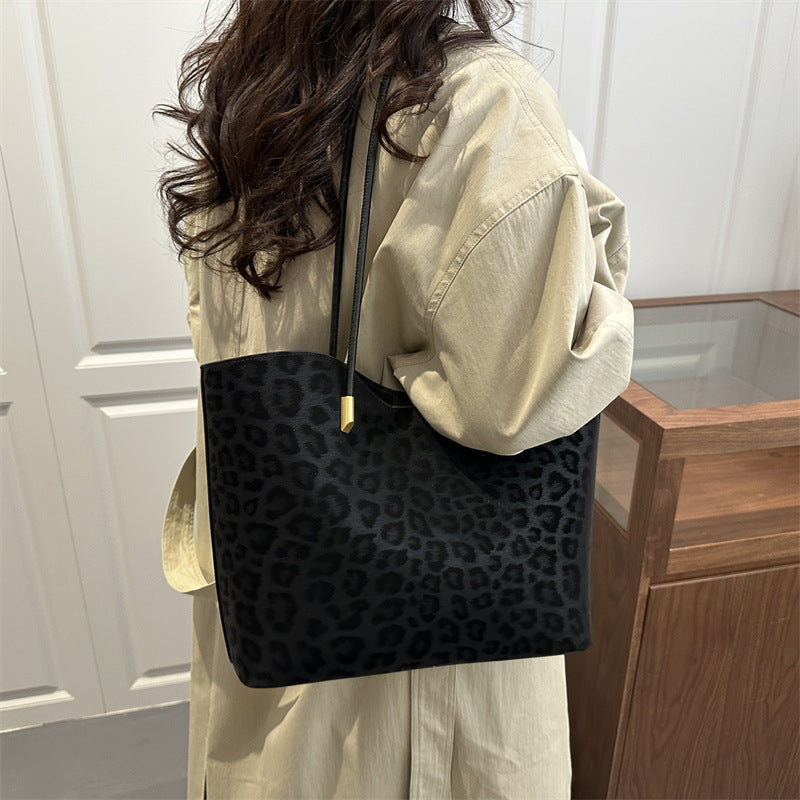 Damen Shopper-Tasche mit stilvollem Leopardenmuster und eleganten Verzierungen Nord Taschen