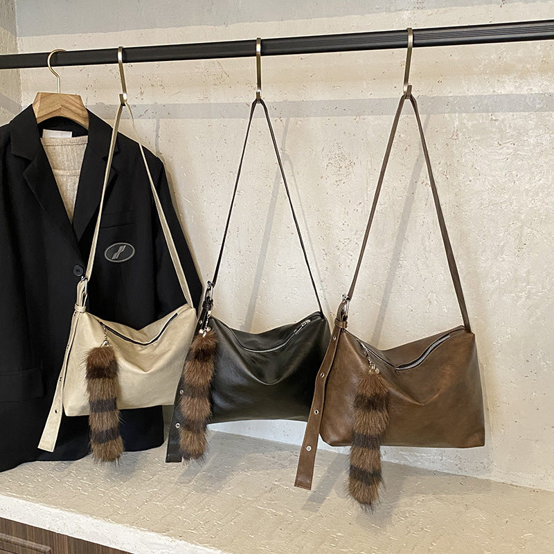 Damen Schultertasche mit sanften Kurven und einzigartigem Pelzanhänger Nord Taschen
