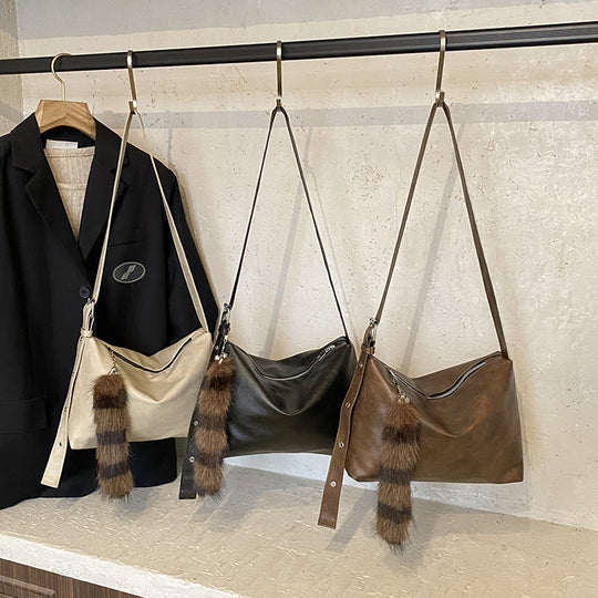 Damen Schultertasche mit sanften Kurven und einzigartigem Pelzanhänger Nord Taschen
