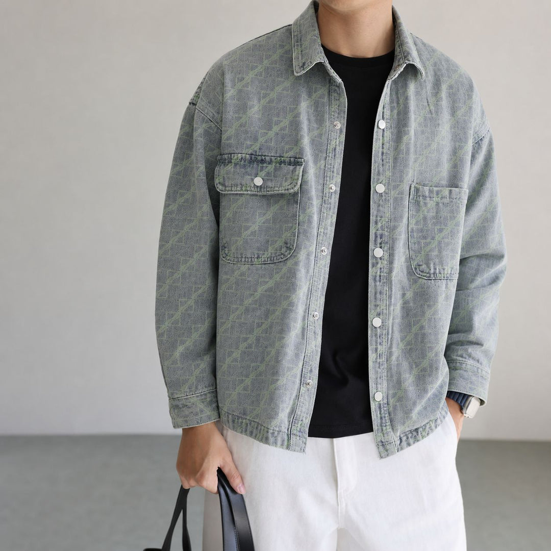 Herren Oversize Jeansjacke mit Allover‑Monogramm, Druckknopf‑Verschluss und aufgesetzten Brusttaschen Nord Taschen