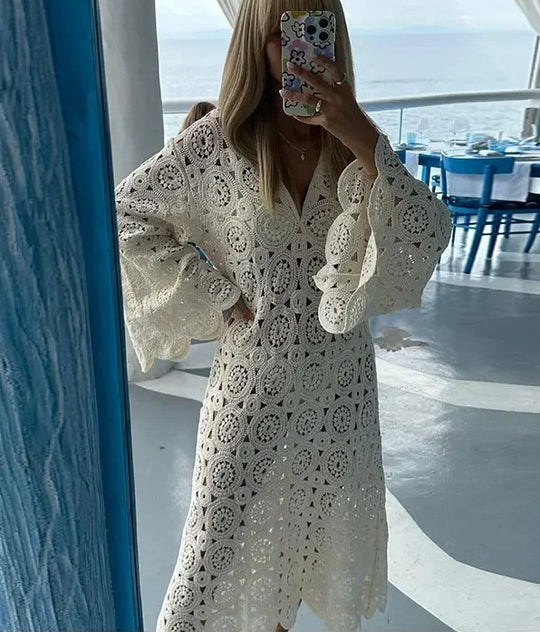 Damen 50+ gehäkeltes Maxikleid‑Kaftan mit V‑Ausschnitt, Trompetenärmeln und floraler Lochspitze Nord Taschen