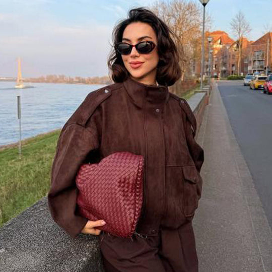 Damen Oversize Veloursleder-Bomber mit Schulterpatten, Pattentaschen und hohem Stehkragen Nord Taschen