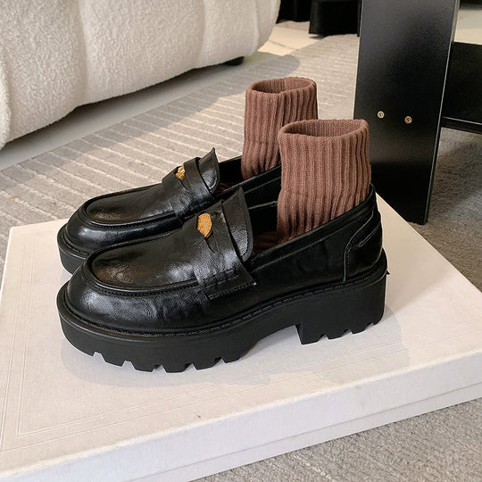Damen Chunky Pennyloafer mit profilierter Plateau‑Lug‑Sohle und goldener Zierapplikation Nord Taschen