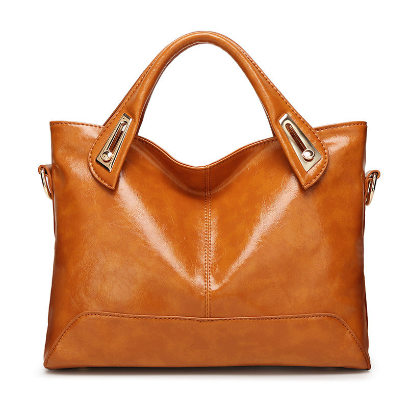 Damen Hobo-Tasche aus glänzendem Kunstleder mit eleganten Metallakzenten Nord Taschen
