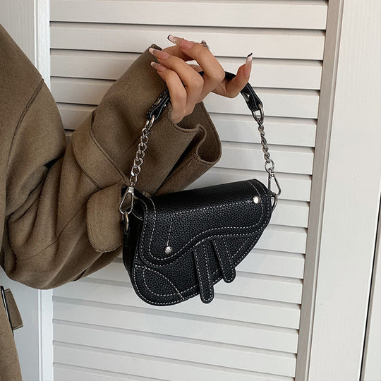 Damen Umhängetasche mit einzigartigem Kettendetail und innovativen Fächern Nord Taschen
