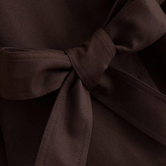 Damen Kurze Cape-Trenchjacke mit Stehkragen, Schulterriegeln und Bindegürtel Nord Taschen