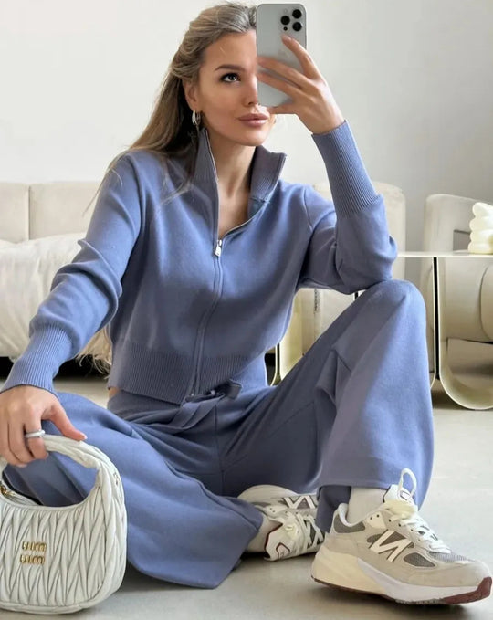 Damen Feinstrick-Zweiteiler mit taillierter Zip-Kapuzenjacke und weiten High‑Waist Kordelhose Nord Taschen