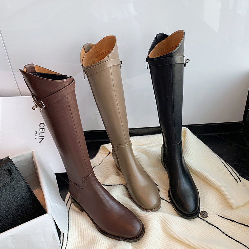 Damen kniehohe Stiefel mit schlanker Schaftform, Innenseiten-Reißverschluss und dekorativem Schnallenriemen Nord Taschen