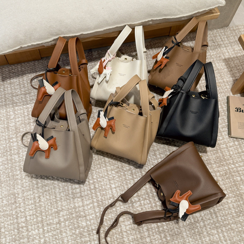 Damen stylische Bauchtasche mit liebevoll gestaltetem Anhänger Nord Taschen