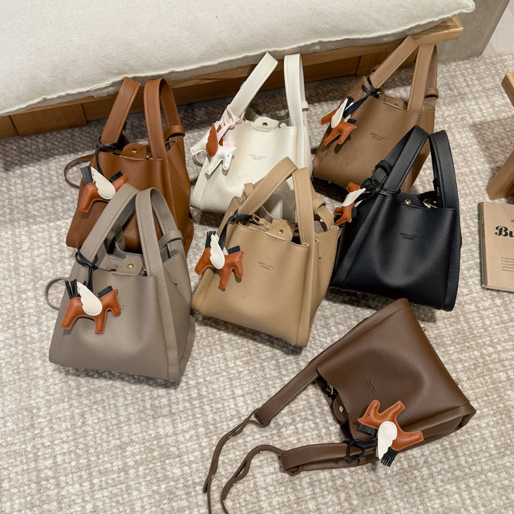 Damen stylische Bauchtasche mit liebevoll gestaltetem Anhänger Nord Taschen