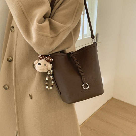Damen Beuteltasche mit fransigem Kordelzug und charmantem Anhänger Nord Taschen