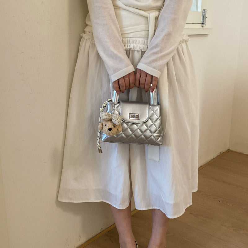 Damen Handtasche mit klassischem Karomuster und charmantem Plüschbärenanhänger Nord Taschen
