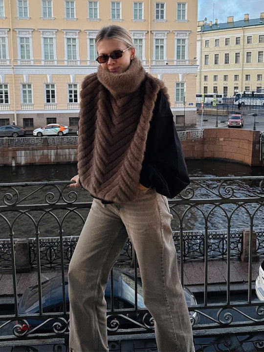 Damen Gefüttertes Pelzponcho mit hohem Rollkragen & Chevron-Struktur Nord Taschen