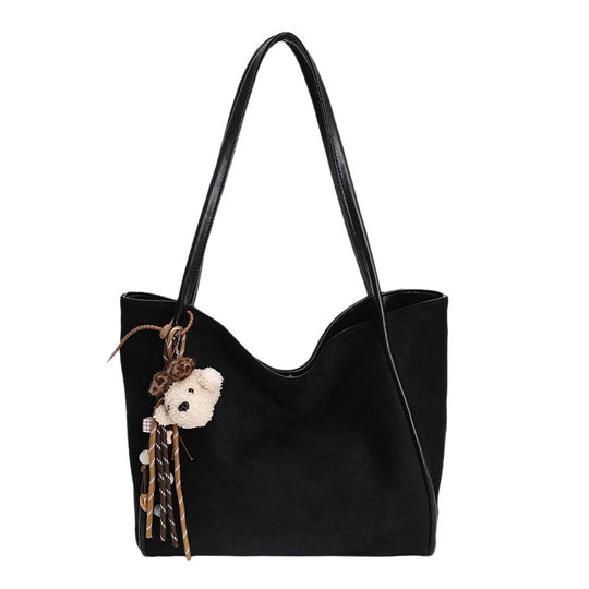 Damen Schultertasche aus weichem Veloursleder mit charmantem Detail Nord Taschen