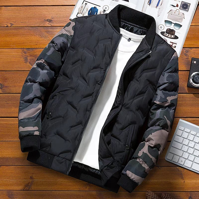 Herren Leicht wattierte Bomberjacke im Urban‑Camo‑Mix mit Rautensteppung und gerippten Abschlüssen Nord Taschen