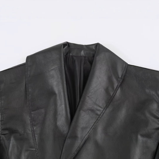 Damen Kurze Oversize-Lederoptikjacke mit weitem Schalkragen und Gürtel Nord Taschen