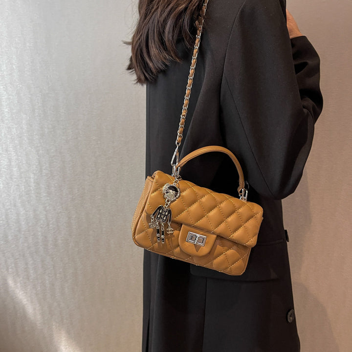 Damen elegante Schultertasche mit metallischen Akzenten Nord Taschen